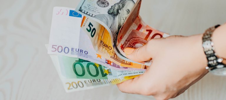 Geld in der Hand - Bei Quellensteuer auf Lizenzen sind Betriebsausgabe abzugsfähig!