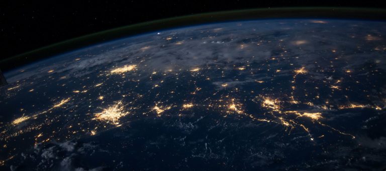 Blick auf die Erde bei Nacht - Wegzug & Sitzverlegung der GmbH ins Ausland