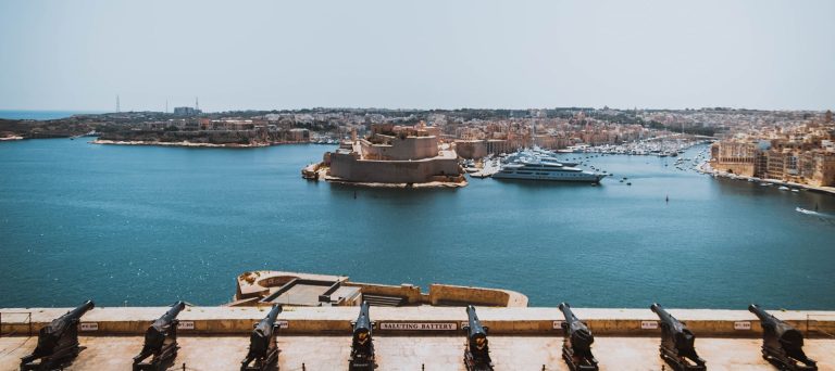 Malta Hafen mit Jacht_-min